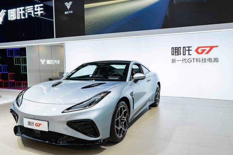 惠州81哪吒汽车在智能汽车领域的表现，领途汽车在新能源汽车市场中的影响力